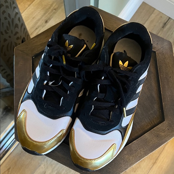 🛑 1 hour sale. Adidas Black and Gold Athletic Shoes - Picture 5 of 10